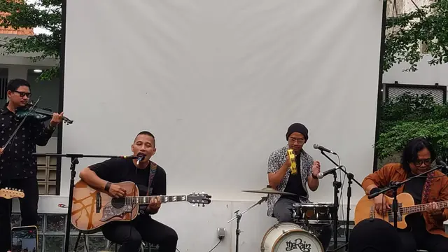 The Rain merayakan 10 tahun lagu Terlatih Patah Hati dengan merilis versi akustik tanpa melibatkan Endank Soekamti