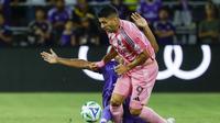 Bek Orlando City, Alex Freeman, melakukan tekel terhadap penyerang Inter Miami, Luis Suarez, pada babak pertama pertandingan MLS, Senin, 11 Agustus 2025, di Orlando, Florida. (AP Photo/Kevin Kolczynski)