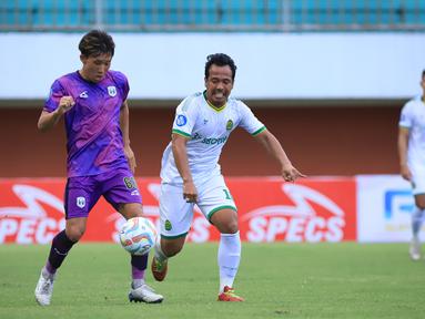 Pemain RANS Nusantara FC, Mitsuru Maruoka (kiri) menguasai bola dibayangi pemain Persikabo 1973, Guntur Triaji pada laga pekan pertama BRI Liga 1 2023/2024 antara RANS Nusantara FC menghadapi Persikabo 1973 di Stadion Maguwoharjo, Sleman, Yogyakarta, Senin (3/7/2023). (Bola.com/Nandang Permana)