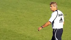 Pelatih Real Madrid, Manuel Pellegrini jelang membuka sesi latihan di Real Madrid Sport City di Kota Madrid pada 5 Agustus 2009. AFP PHOTO/JAVIER SORIANO