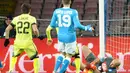 Kiper Napoli, Pepe Reina, menyelamatkan gawangnya dari ancaman pemain Inter Milan dalam laga perempatfinal Coppa Italia di Stadion San Paolo, Naples, Italia, (19/1/2016). (EPA/Ciro Fusco)