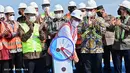 Menteri Perhubungan Budi Karya Sumadi (tengah) saat meresmikan penyerahan pengelolaan (hand over) Terminal Kendaraan Pelabuhan Patimban dan ekspor perdana kendaraan, di Pelabuhan Patimban, Subang, Jawa Barat, Jumat (17/12/2021). (Foto: BKIP Kemenhub)