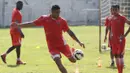 Bomber Persija asal Kolombia, Jose Adolfo, melatih tendangan saat latihan di Lapangan Villa 2000, Tangerang, Selasa (3/5/2016). (Bola.com/Vitalis Yogi Trisna)