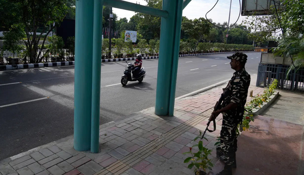 Kantor Komisaris Tenaga Kerja pemerintah Delhi telah mengeluarkan pemberitahuan yang mewajibkan penutupan semua toko, komersial, dan tempat usaha di Distrik New Delhi mulai tanggal 8 hingga 10 September 2023. Selama periode ini, karyawan dan pekerja akan diberikan hari libur berbayar. (AP Photo/Manish Swarup)