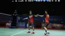 Ganda putra Indonesia, Kevin Sanjaya/Marcus Gideon, merayakan kemenangan atas wakil India, Satwiksairaj Rankireddy/Chirag Shetty, pada Indonesia Open 2019 di Istora, Jakarta, Kamis (17/7). Kevin/Marcus menang 21-15, 21-14. (Bola.com/Yoppy Renato)