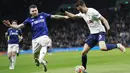 Bek Tottenham Sergio Reguilon mengontrol bola di depan bek Leeds United Stuart Dallas pada pekan ke-12 Liga Inggris di Tottenham Hotspur Stadium, London, Minggu (21/11/2021). Sempat tertinggal, Tottenham Hotspur menumbangkan Leeds United 2-1. (AP Photo/Ian Walton)