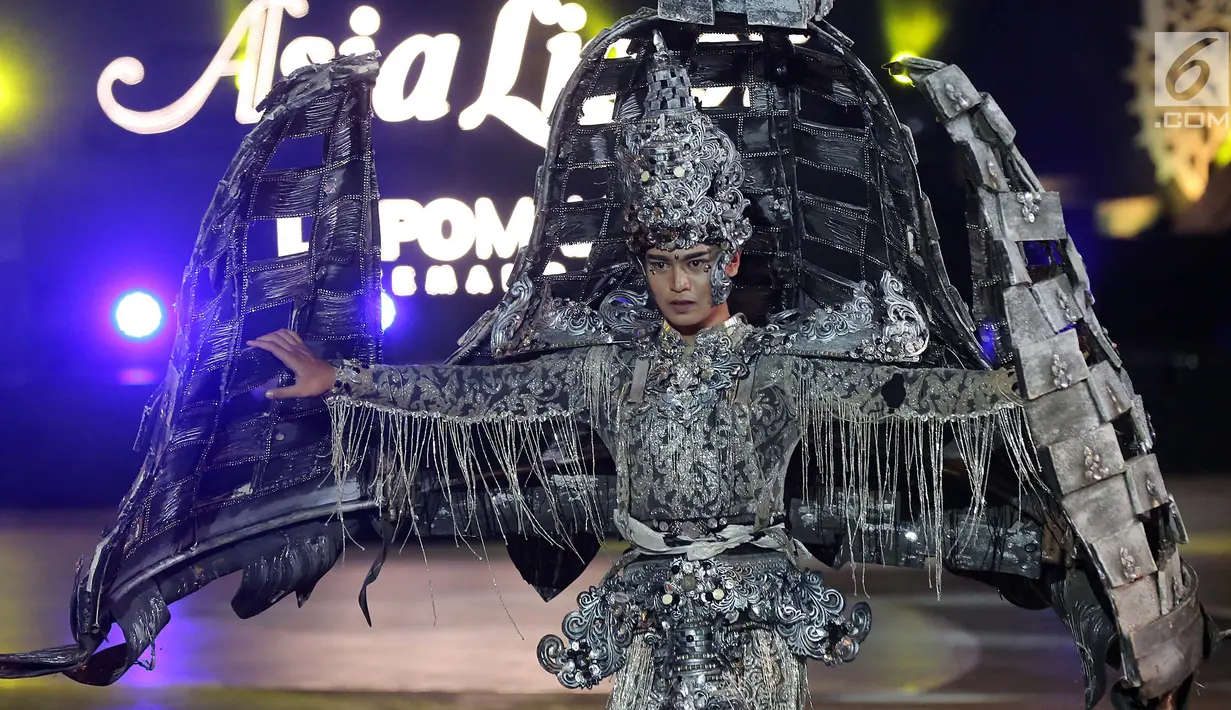 Model membawakan kostum dari ragam budaya Asia pada acara Jember Fashion Carnaval (JFC) di Lippo Mall Kemang, Jakarta, Senin (20/8). Kegiatan untuk mendukung Asian Games 2018 mengusung tema “Victory Asialight”. (Liputan6.com/Fery Pradolo)