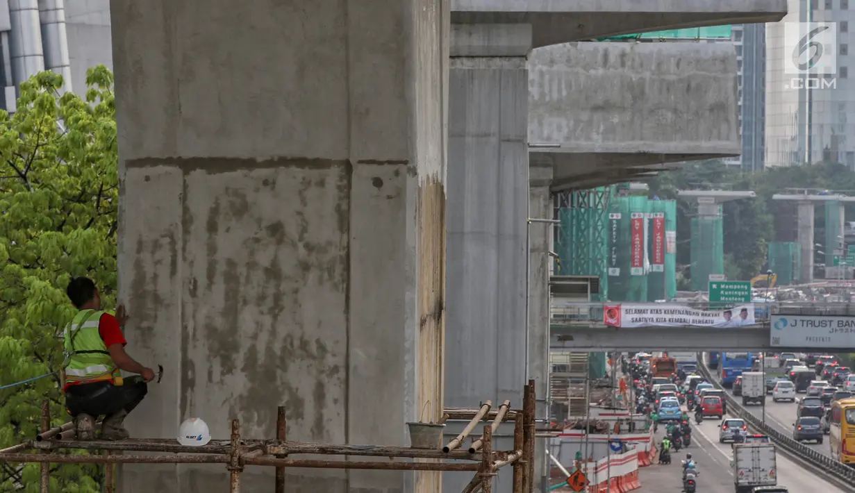 Pekerja menyelesaikan pembangunan jalur kereta ringan atau LRT Jabodebek rute Cawang-Dukuh Atas di Cawang, Jakarta, Senin (29/4/2019). Menurut PT Adhi Karya selaku kontraktor pelaksana proyek LRT, pembangunan jalur LRT mencapai 47,95 persen (data per akhir Maret 2019). (Liputan6.com/Johan Tallo)