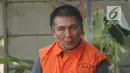 Bendahara Umum KONI Jhonny E Awuy tiba di Gedung KPK, Jakarta, Senin (7/1). Jhonny tiba dengan memakai rompi tahanan dan tangan diborgol. (Merdeka.com/Dwi Narwoko)