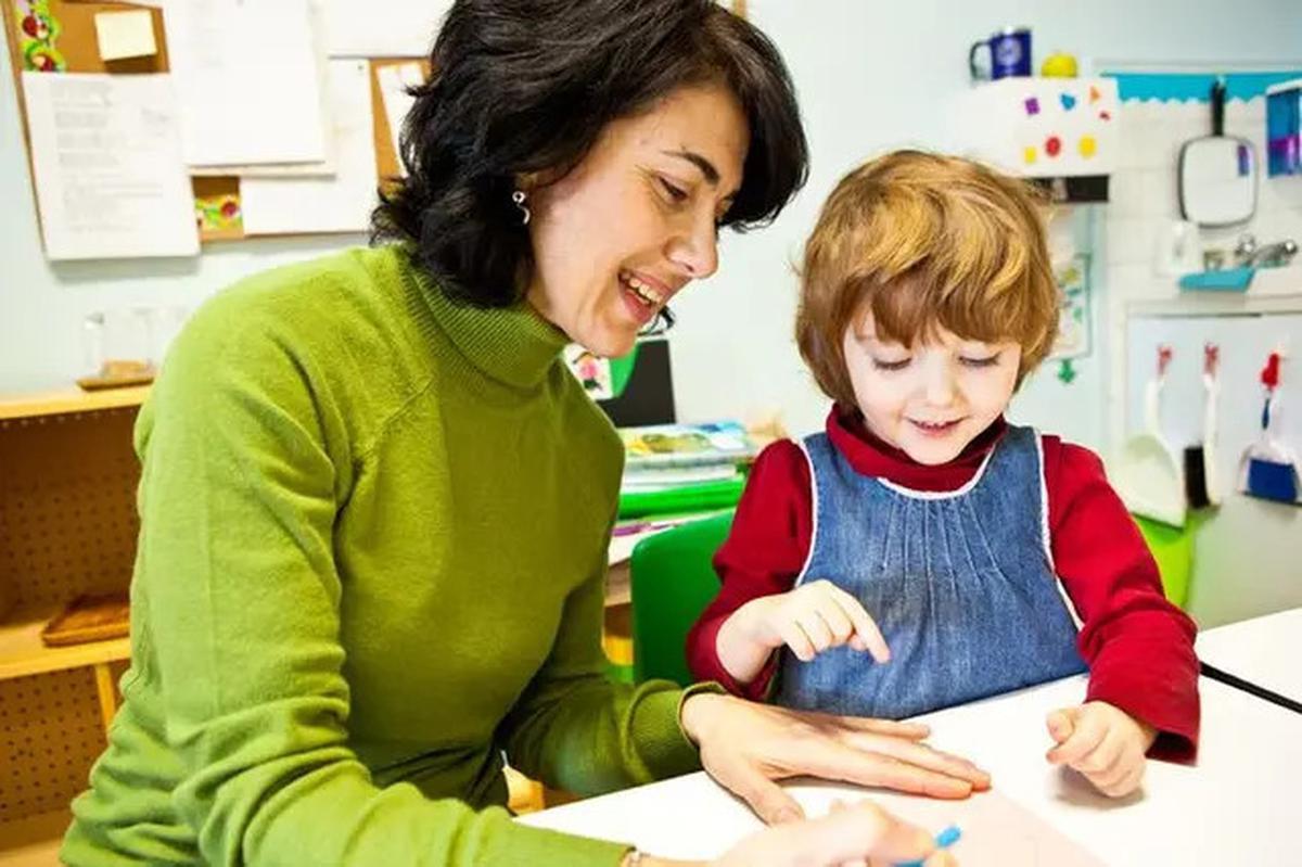 Tips Ampuh Mengajari Anak Menjadi Pribadi yang Ramah dan Disukai Banyak Orang