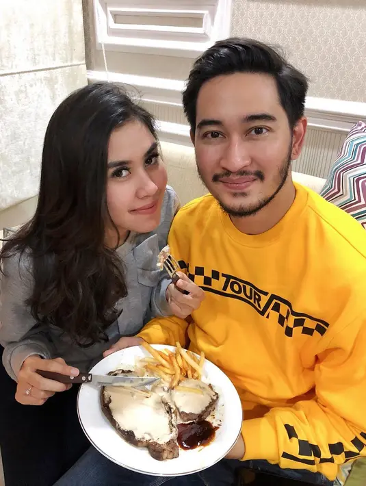 Kekompakan Syahnaz dan Jeje memang sudah tak diragukan lagi. Banyak momen yang telah mereka lalui hingga akhirnya mereka yakin dan mantap untuk segera menikah. (Instagram/syahnazs)