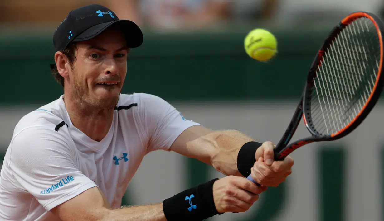 Andy Murray saat mengembalikan bola ke petenis Slowakia Martin Klizan di putaran kedua Prancis Terbuka di Roland Garros stadium, Paris, (1/6). Di babak berikutnya Murray akan bertemu petenis Argentina Juan Martin del Potro. (AP Photo/Petr David Josek)