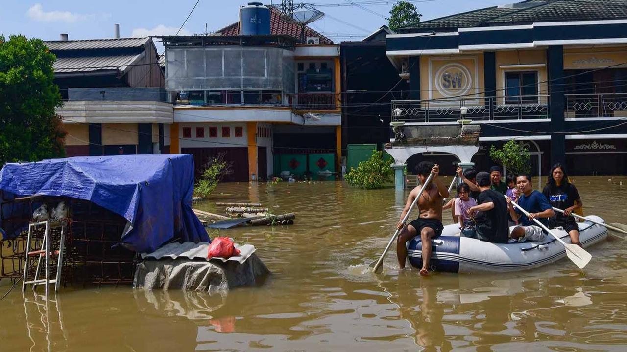 FOTO: Banjir Luapan Kali Angke, Pemuda Tangerang Bahu-Membahu Evakuasi Warga
