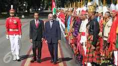 Sejumlah orang berpakaian suku-suku yang ada di Indonesia menyambut kedatangan Presiden Afganistan Mohammad Ashraf Ghani saat tiba di Istana Merdeka, Jakarta, Rabu (5/4). (Liputan6.com/Angga Yuniar)