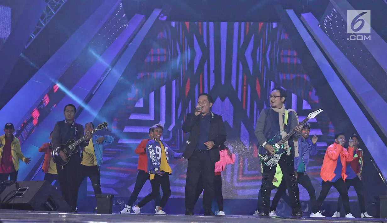 Penampilan band Wali saat Konser Gempita 2018 di Pantai karnaval Ancol, Jakarta, Minggu (31/12). Sederet penyanyi serta band kenamaan tanah air meramaikan Konser Gempita 2018. (Liputan6.com/Herman Zakharia)