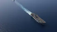 Dalam foto nan dirilis oleh Angkatan Laut AS ini, kapal serbu amfibi USS Bataan, di depan, dan kapal pendarat USS Carter Hall, di belakang melintasi Laut Merah, Selasa, 8 Agustus 2023. (Mass Communication Specialist 3rd Class Riley Gasdia/U.S. Navy, via AP)