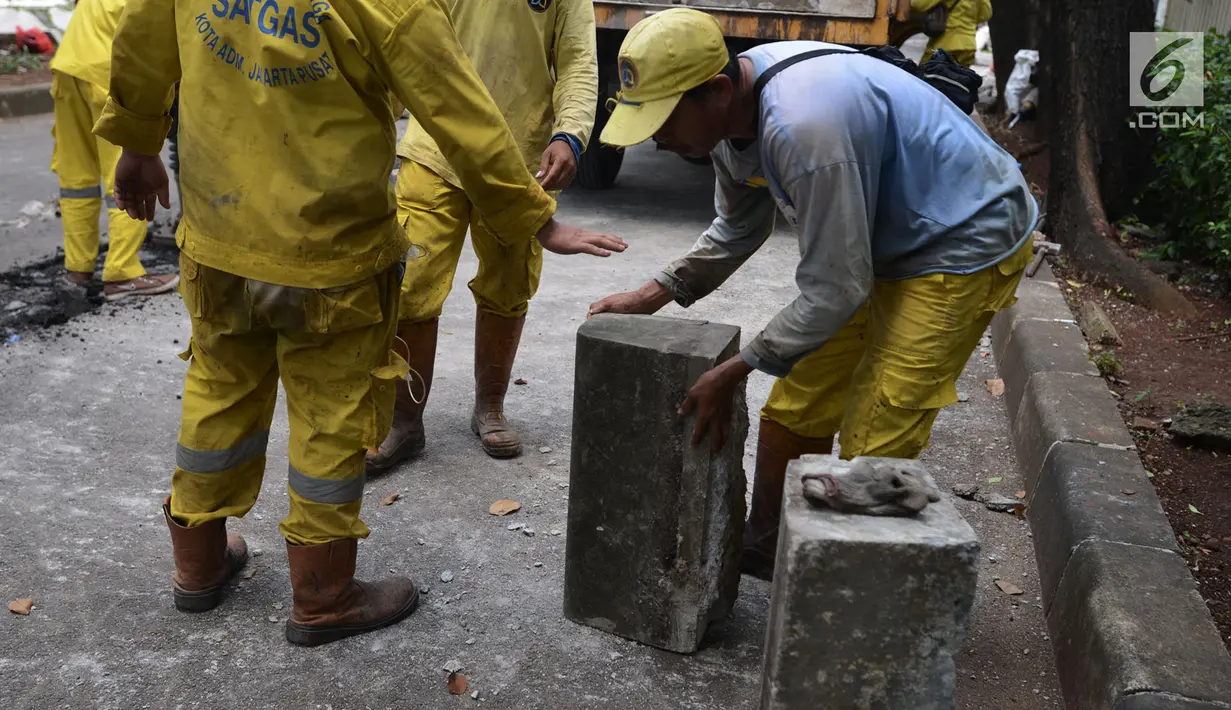 Pekerja membongkar pembatas beton (barrier) di Jalan M Yamin bagian sisi barat, kawasan Menteng,  Jakarta, Rabu (20/1). Pemprov DKI akan membuka kembali jalan itu sebagai akses lalu lintas untuk umum pada 24 maret 2019 mendatang. (merdeka.com/Imam Buhori)