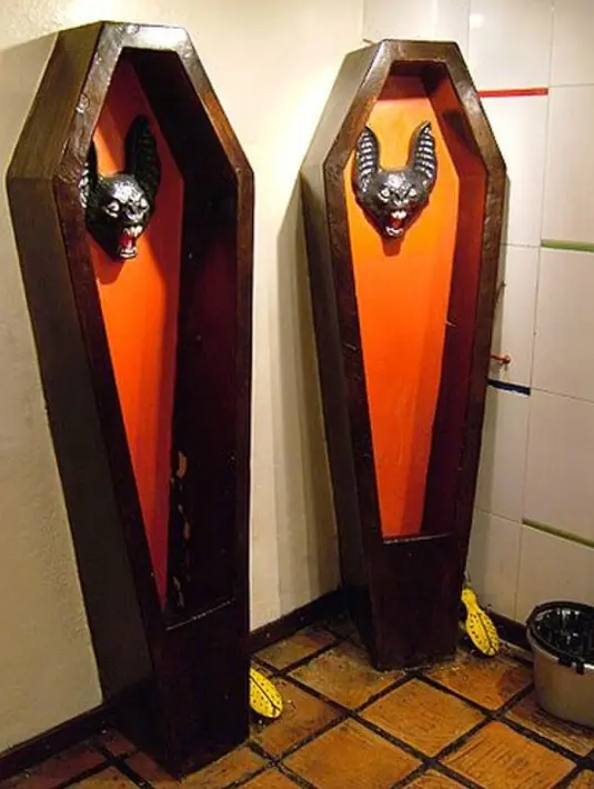 Toilet yang ada di sebuah distrik bernama La Macarena, Bogotá, Combia ini berbentuk peti mati yang akan mengingatkan kita tentang kematian. (fishki.net)