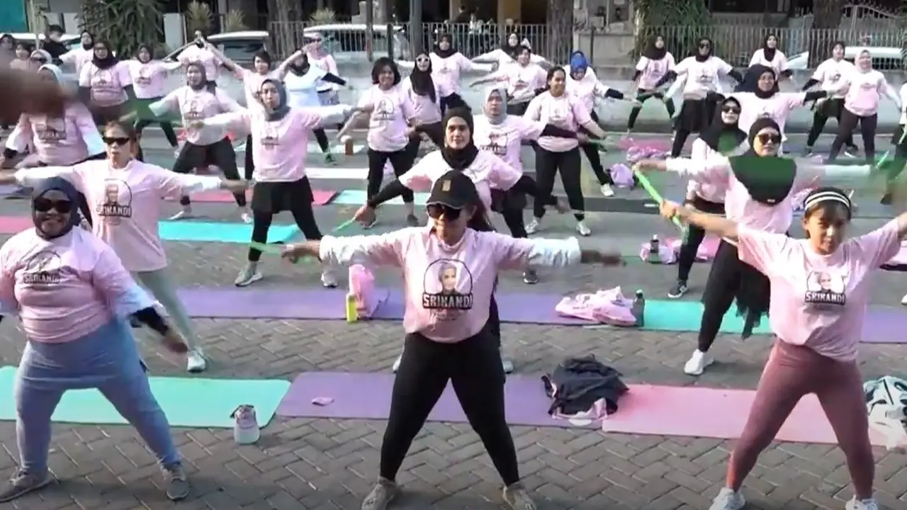 Srikandi Ganjar mengadakan  olahraga pound fit, zumba, dan color party  di Jalan Ahmad Yani Sidoarjo. (Istimewa)