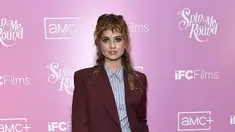 Debby Ryan berpose saat menghadiri pemutaran perdana "Spin Me Round," di The London di West Hollywood, California (17/8/2022).  Aktris berkebangsaan Amerika yang lahir pada 13 Mei 1993 ini tampil cantik dengan kemeja dan jas serta celana berwarna biru.  (Photo by Jordan Strauss/Invision/AP)