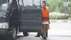 Kabag ULP Pemkab Purbalingga Hadi Iswanto tiba di gedung KPK, Jakarta, Kamis (7/6). Hadi diperiksa perdana pasca tertangkap tangan oleh KPK bersama bupati Purbalingga Tasdi. (Liputan6.com/Herman Zakharia)