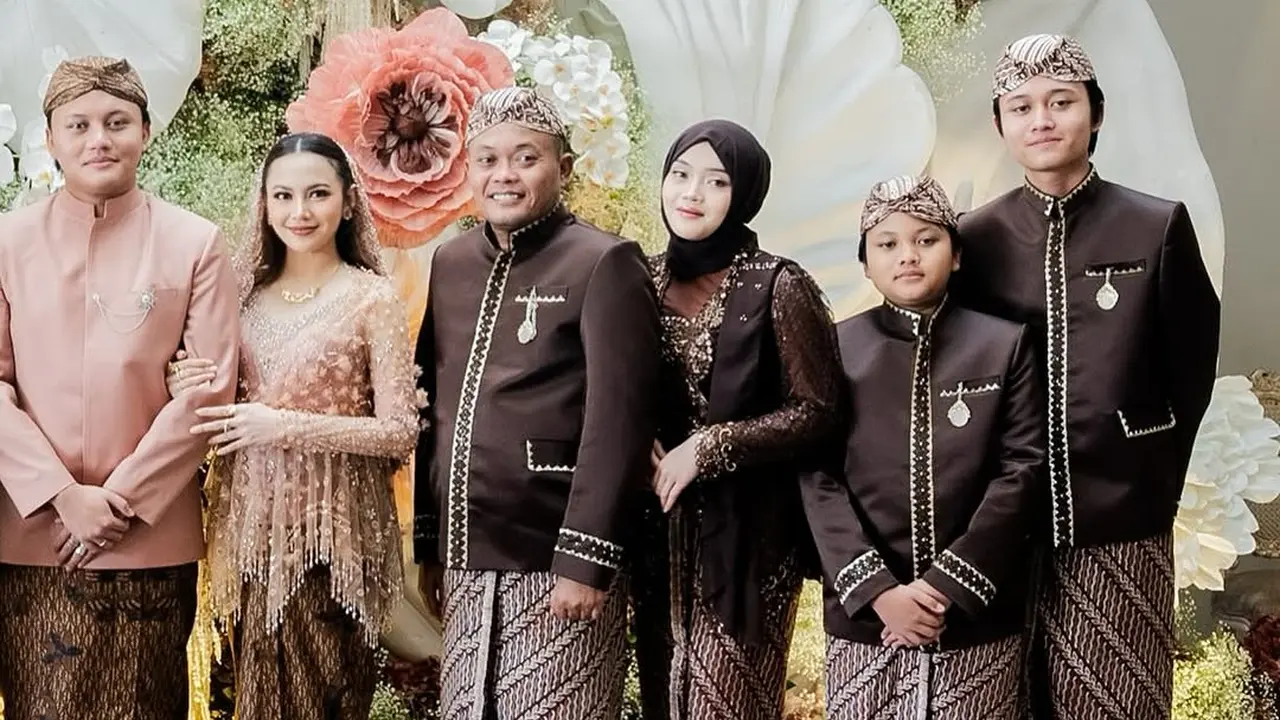 Gaya Elegan Keluarga Sule di Tasyakuran 7 Bulan Kehamilan Mahalini: Inspirasi Busana Tradisional Modern