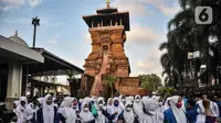 Peziarah saat mendatangi makam Sunan Kudus, Kauman, Kabupaten Kudus, Jawa Tengah, Rabu (30/3/2022). Humas Yayasan Masjid, Menara, dan Makam Sunan Kudus, Denny Nur Hakim mencatat jumlah peziarah mengalami peningkatan menjelang bulan Ramadan tahun ini. (merdeka.com/Iqbal S. Nugroho)