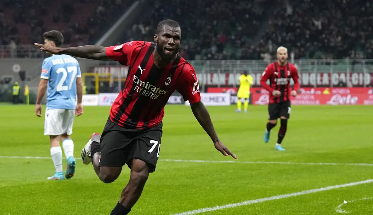 Pemain AC Milan Franck Kessie melakukan selebrasi usai mencetak gol ke gawang Lazio pada pertandingan perempat final Coppa Italia di Stadion San Siro, Milan, Italia, 9 Februari 2022. AC Milan menang 4-0. (AP Photo/Antonio Calanni)
