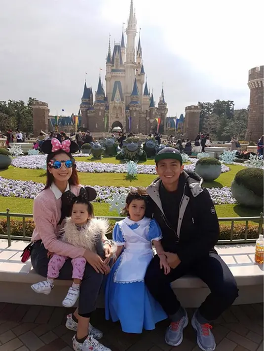 Memiliki anak yang aktif, Fanny Fabriana harus ekstra hati-hati. Saat istri Zacky Badruddin itu teledor, buah hatinya tiba-tiba menghilang. Hampir satu jam keduanya panik mencari anaknya, Kimora. (Instagram/fannyfabriana)