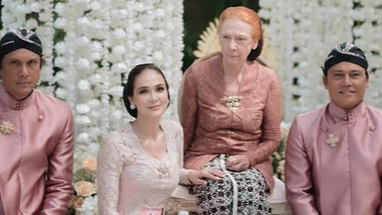 Kecantikan Tak Henti Dipuji, Potret Detail Penampilan Luna Maya di Acara Sungkeman - Aura Pengantin Terpancar