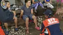 Seorang pria yang terluka dirawat setelah gempa bumi yang kuat melanda Cataingan, provinsi Masbate, Filipina tengah (18/8/2020). (AP Photo/ Christopher Decamon)