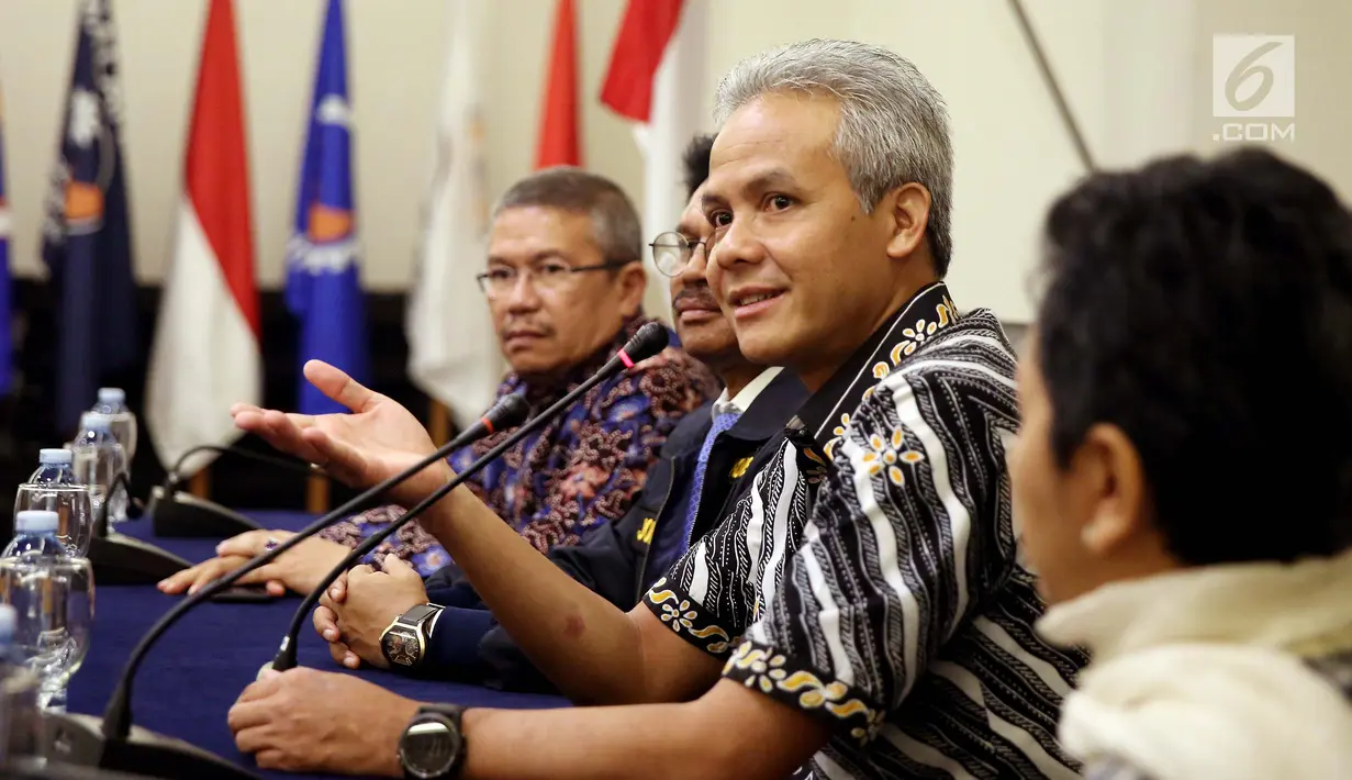 Calon gubernur Jawa Tengah Ganjar Pranowo memberikan keterangan pers usai menemui Ketua Umum Partai Nasdem Surya Paloh di Jakarta, Rabu (10/1). Pertemuan tersebut untuk menjalin silaturahmi antara Ganjar dan Surya Paloh. (Liputan6.com/Johan Tallo)