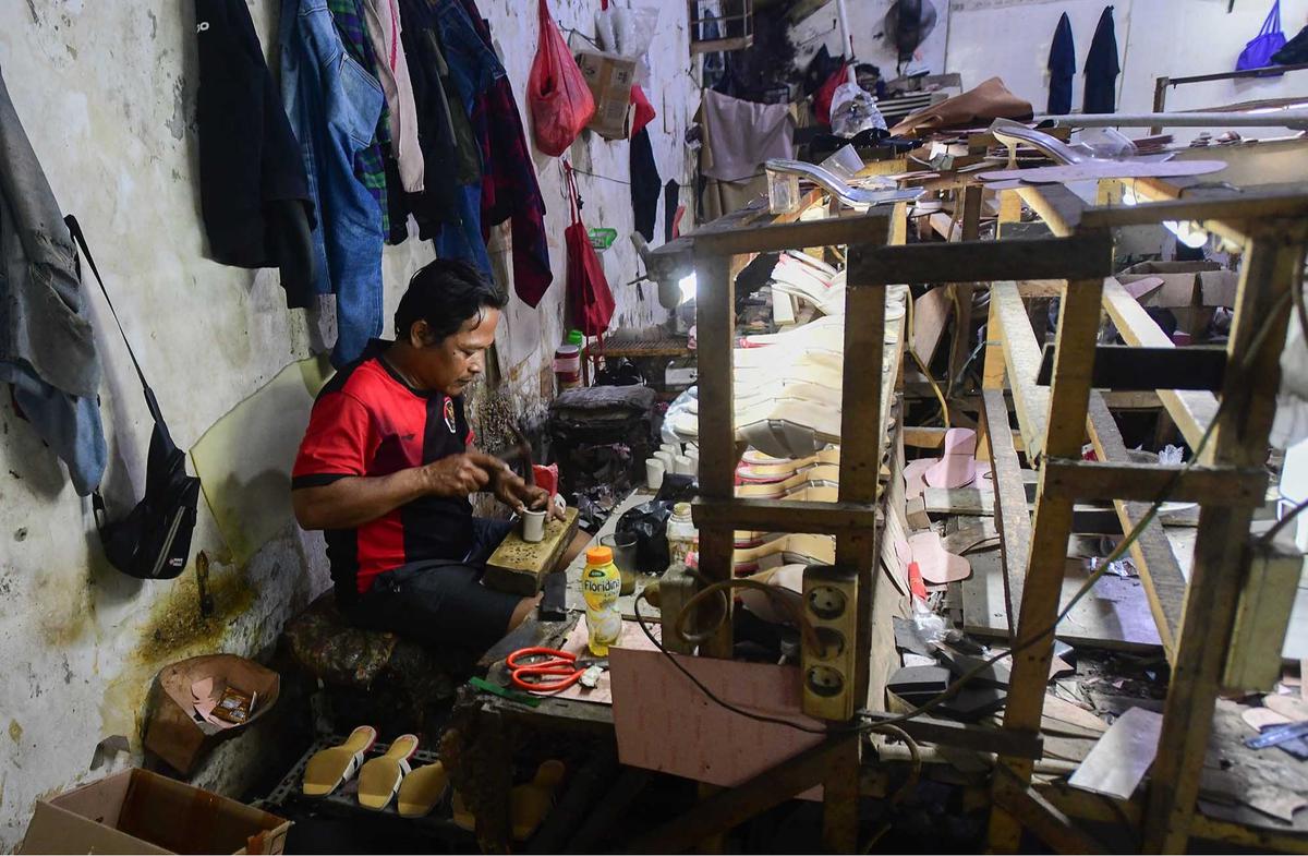 FOTO: Permintaan Lesu, Industri Rumahan Sepatu Terpukul, Omzet Anjlok 70 Persen