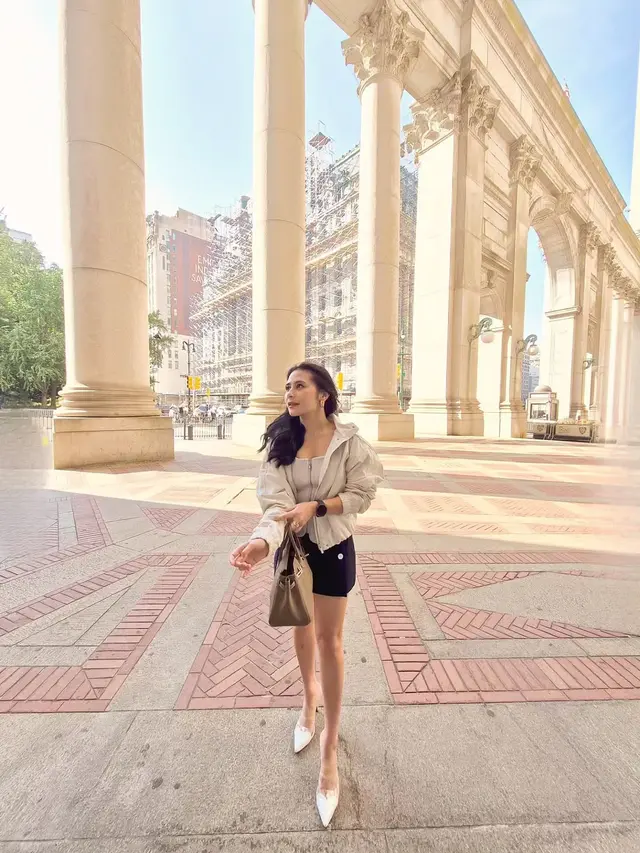 Gaya Simple Prilly Latuconsina Jadi New Yorker, Jinjing Tas Hermes dengan Setelan Busana Rp2Jutaan