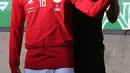 Pemain timnas Mesir Mohamed Salah dibantu tim kesehatan melatih bahunya yang cedera saat pelatihan di stadion Akhmat Arena di Grozny (12/6). Pemain Liverpool ini cedera saat tampil di Final Liga Champions melawan Real Madrid. (AFP Photo/Karim Jaafar)