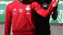Pemain timnas Mesir Mohamed Salah dibantu tim kesehatan melatih bahunya yang cedera saat pelatihan di stadion Akhmat Arena di Grozny (12/6). Pemain Liverpool ini cedera saat tampil di Final Liga Champions melawan Real Madrid. (AFP Photo/Karim Jaafar)