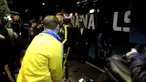 Zlatan Ibrahimovic kapten timnas Swedia mengajari para polisi Swedia bagaimana cara selfie yang benar bersama dirinya.