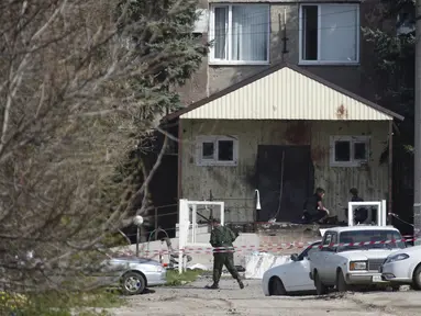Tim investigasi menyilidiki Kondisi kantor polisi akibat serangan bom bunuh diri di wilayah Stavropol, Rusia (11/4). Serangan teror tersebut, terdapat ada tiga ledakan bom bunuh diri. (REUTERS/Eduard Korniyenko)