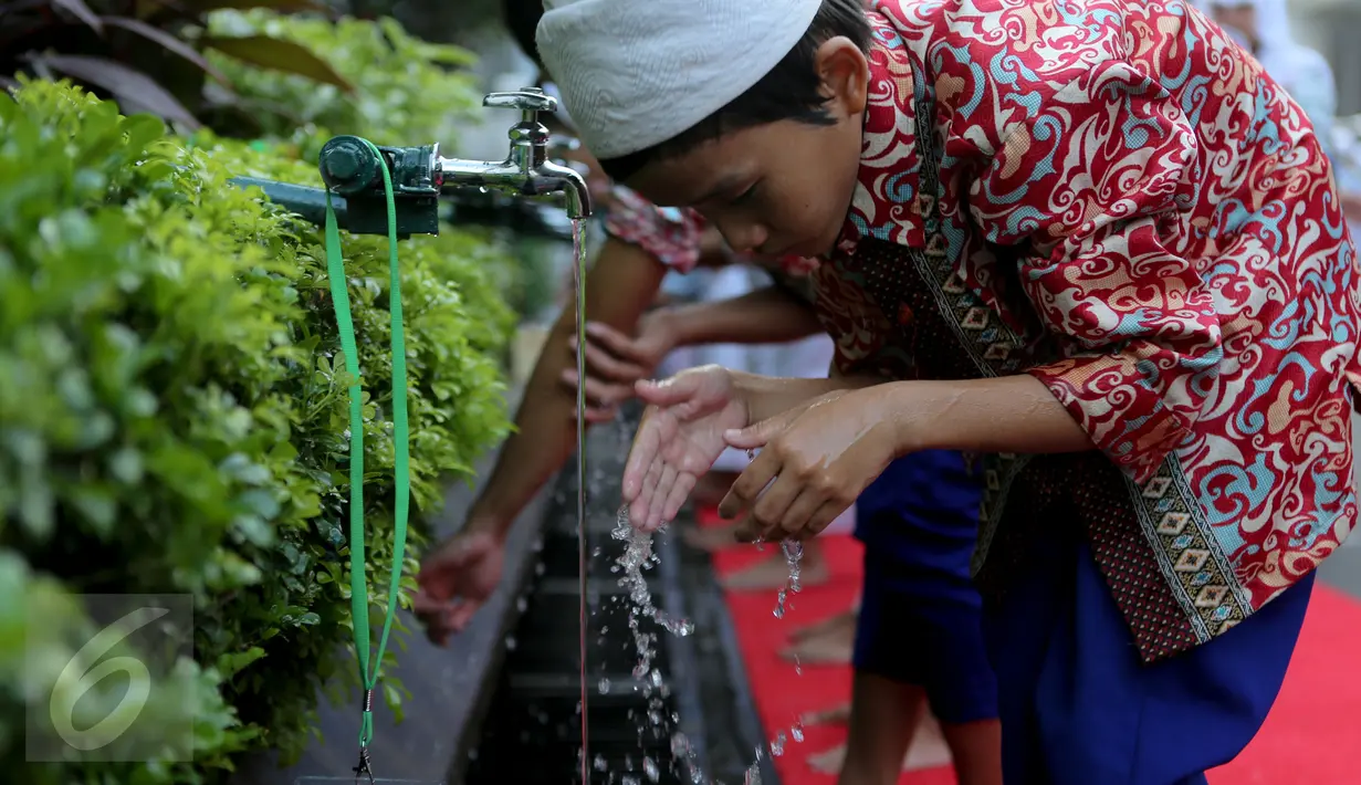Sejumlah anak yatim mengambil air wudhu sebelum memasuki Istana Negara, Jakarta, Kamis (18/6/2015). Jokowi mengundang 400 anak yatim dari 12 panti asuhan yang ada di Jabodetabek untuk berbuka puasa bersama.(Liputan6.com/Faizal Fanani)