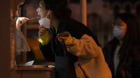 Seorang wanita menjalani swab tenggorokan untuk tes COVID-19 di tempat pengujian virus corona di Beijing, Rabu (9/11/2022). Lonjakan kasus COVID-19 telah mendorong penguncian di pusat manufaktur China selatan Guangzhou, menambah keuangan tekanan yang telah mengganggu rantai pasokan global dan secara tajam memperlambat pertumbuhan ekonomi terbesar kedua di dunia itu. (Foto AP/Mark Schiefelbein)