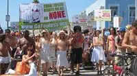 Go Topless Day, acara tahunan yang mendorong hak wanita untuk bertelanjang dada di publik, akan diadakan untuk merayakan 10 tahun penyelenggaraanya pada 26 Agustus 2017 di 40 kota di seluruh dunia. (Getty Images)