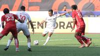 Pemain Persis Solo, Samsul Arif (tengah) melepaskan tendangan ke gawang Persija Jakarta dalam laga pekan ke-2 BRI Liga 1 2022/2023 antara Persija Jakarta melawan Persis Solo di Stadion Patriot Candrabhaga, Bekasi, Minggu (31/7/2022) sore WIB. (Bola.com/Ikhwan Yanuar)
