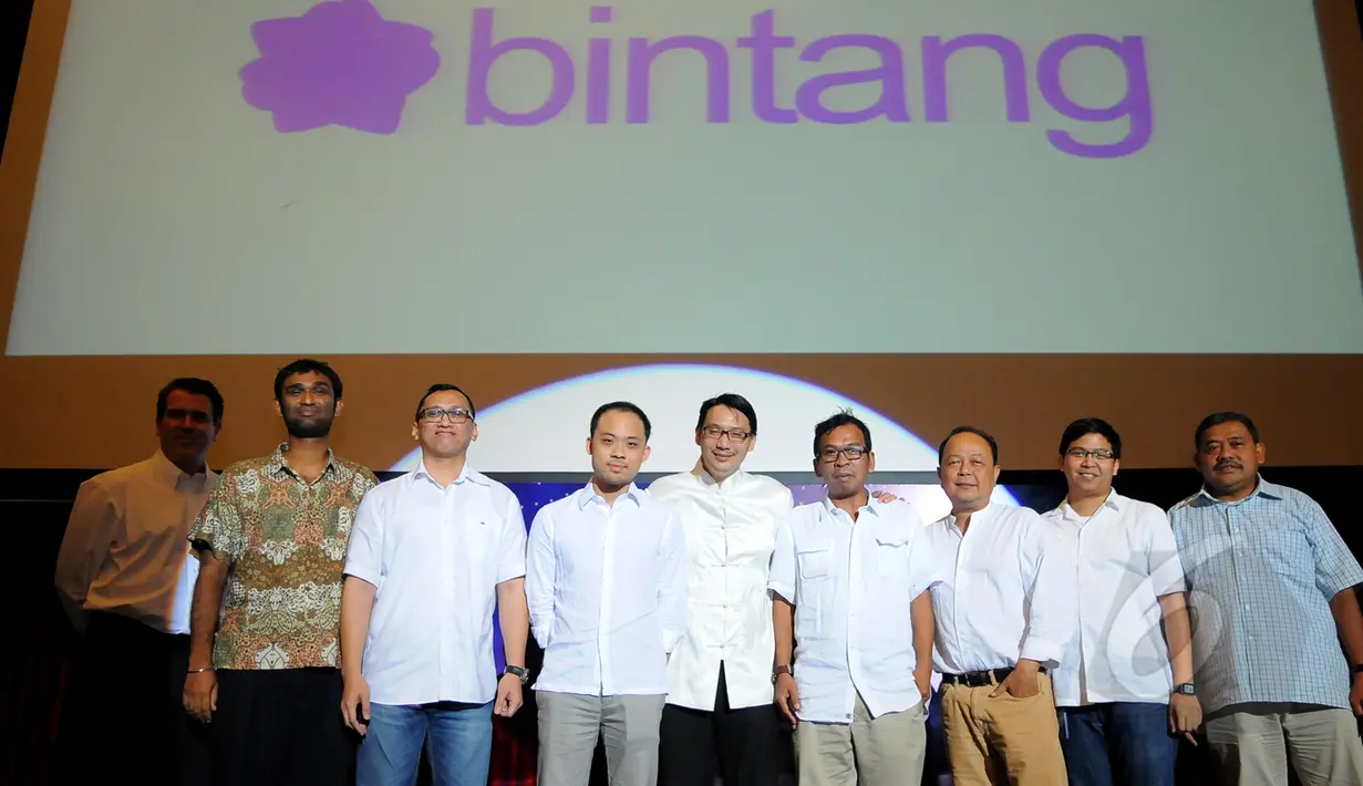 Para jajaran PT Kreatif Media Karya saat menghadiri syukuran Bintang.com di lantai 8 SCTV Tower, Jakarta, Jumat (20/3/2015). (Liputan6.com/Faisal R Syam)