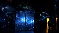 Seorang pengunjung melihat instalasi "Rezonator" pada acara Signal Light Festival di Prague, Rep. Ceko, (13/10). Signal Light Festival merupakan acara budaya yang paling banyak dikunjungi pengunjung di Republik Ceko. (REUTERS/David W Cerny)
