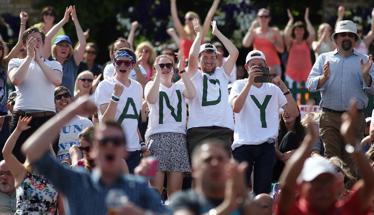 Fans Andy Murray dan juga Britania Raya bersorak saat idolanya menang atas petenis Kanada, Milos Raoinic pada laga final tunggal putra Wimbledon Championships 2016 di The All England Lawn Tennis Club,  Wimbledon, London, (10/7/2016).  (AFP/Justin Tallis)