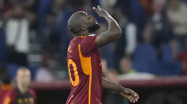 Penyerang AS Roma Romelu Lukaku merayakan gol keenam timnya yang dicetak ke gawang Empoli dalam laga Serie A 2023/2024 giornata 4 yang digelar di Olimpico, Senin (18/9/2023) dini hari WIB. (AP Photo/Alessandra Tarantino)