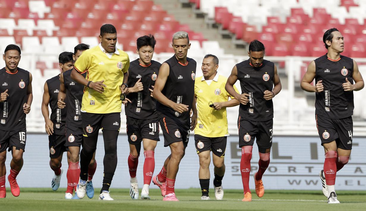 Pemain Persija Jakarta melakukan pemanasan saat sesi latihan di SUGBK, Jakarta, Jumat (2/8). Jelang menghadapi Arema FC, Macan Kemayoran gelar latihan tertutup. (Bola.com/YoppyRenato)