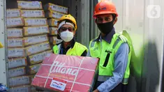 Direktur Operasional PT Berdikari (Persero) Muhammad Hasyim (kiri) dan Ass. Manager Peternakan Bambang Setyo Utomo (kanan) menerima pengiriman perdana 672 ton daging kerbau impor dari India di pelabuhan Tanjung Priok Jakarta, Sabtu (30/5/2020) (Liputan6.com/HO/Ady)