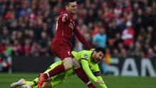 Bek Liverpool, Andrew Robertson, berduel dengan megabintang Barcelona, Lionel Messi, dalam laga leg kedua semifinal Liga Champions di Stadion Anfield, Selasa (7/5/2019). (AFP/Paul Ellis)