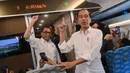Presiden Indonesia Joko Widodo (kanan) dan Menteri Perhubungan Budi Karya Sumadi (kiri) menunjuk ke arah layar yang menunjukkan kecepatan saat uji coba kereta cepat Jakarta-Bandung di Jakarta pada 13 September 2023. (Akbar Nugroho Gumay/Antara Foto/AFP)